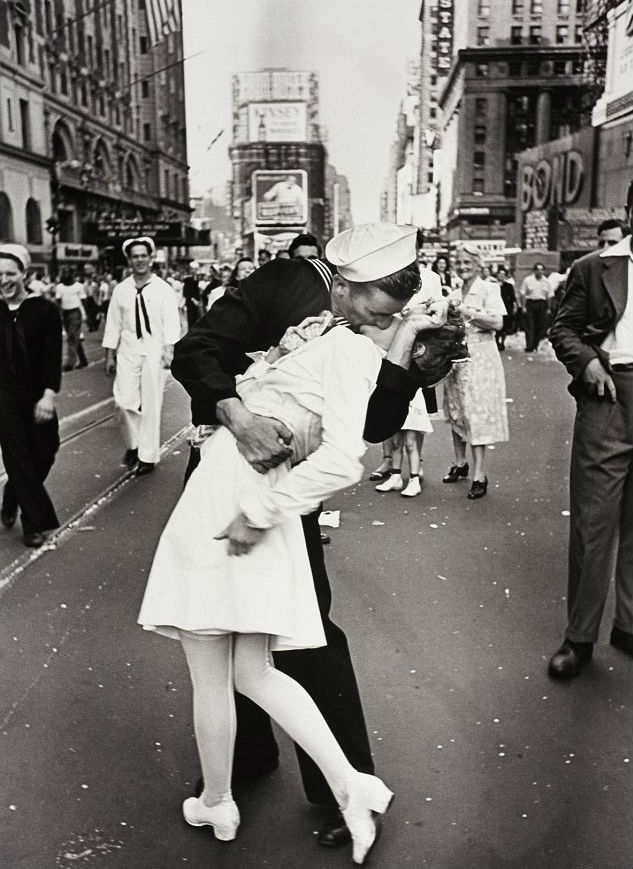 FAMOUS_ALFRED_EISENSTAEDT_S_PICTURE_DURING_V_J_DAY_IN_TIMES_SQUARE
